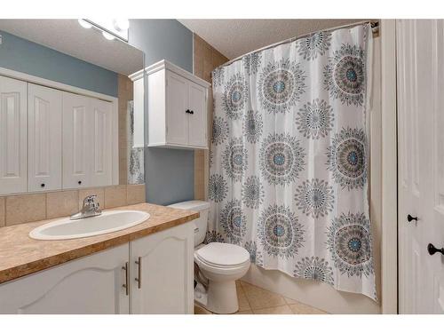 5 Douglas Glen Park Se, Calgary, AB - Indoor Photo Showing Bathroom