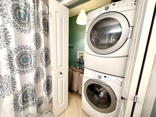 5 Douglas Glen Park Se, Calgary, AB - Indoor Photo Showing Laundry Room