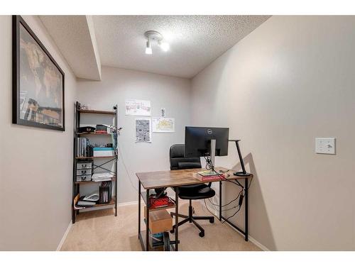 5 Douglas Glen Park Se, Calgary, AB - Indoor Photo Showing Office