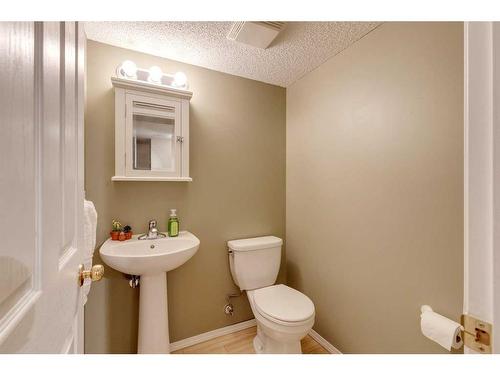 5 Douglas Glen Park Se, Calgary, AB - Indoor Photo Showing Bathroom