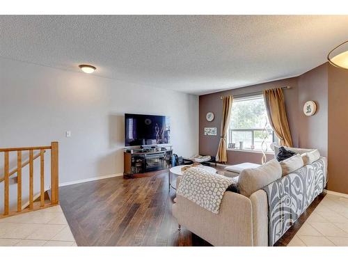 5 Douglas Glen Park Se, Calgary, AB - Indoor Photo Showing Living Room