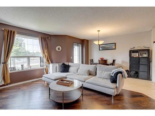 5 Douglas Glen Park Se, Calgary, AB - Indoor Photo Showing Living Room