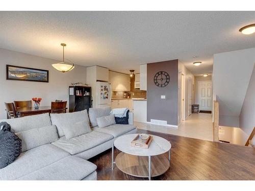 5 Douglas Glen Park Se, Calgary, AB - Indoor Photo Showing Living Room