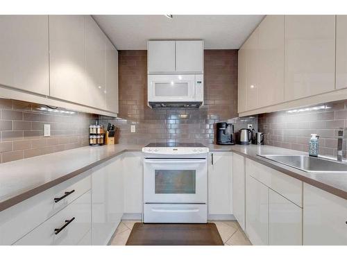 5 Douglas Glen Park Se, Calgary, AB - Indoor Photo Showing Kitchen