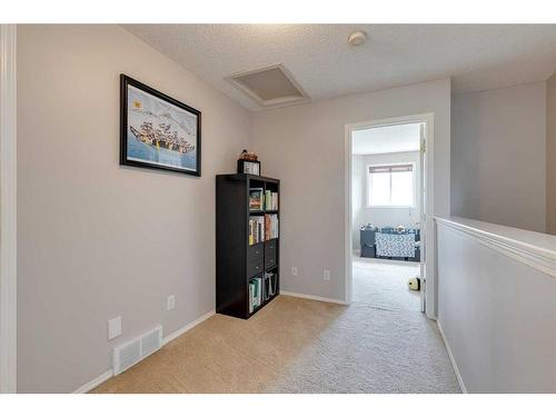 5 Douglas Glen Park Se, Calgary, AB - Indoor Photo Showing Other Room