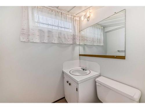 27 Glacier Drive Sw, Calgary, AB - Indoor Photo Showing Bathroom