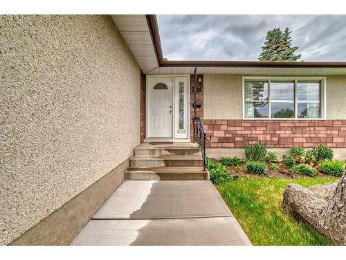 27 Glacier Drive Sw, Calgary, AB - Outdoor With Facade