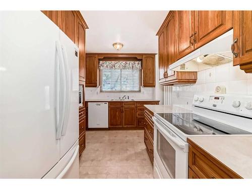 27 Glacier Drive Sw, Calgary, AB - Indoor Photo Showing Kitchen