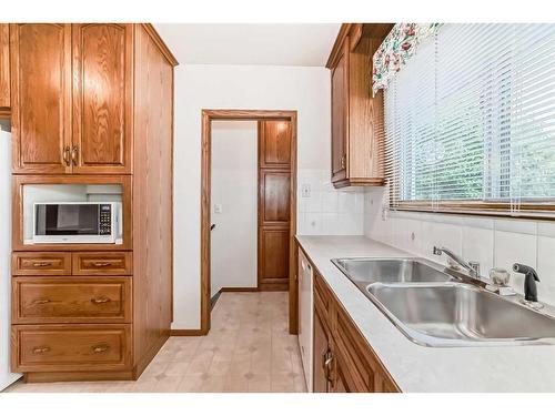 27 Glacier Drive Sw, Calgary, AB - Indoor Photo Showing Kitchen With Double Sink