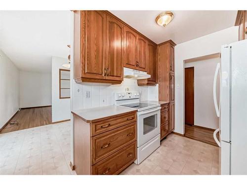 27 Glacier Drive Sw, Calgary, AB - Indoor Photo Showing Kitchen