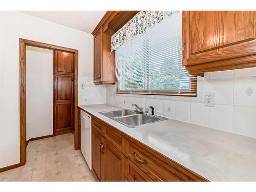 27 Glacier Drive Sw, Calgary, AB - Indoor Photo Showing Kitchen With Double Sink