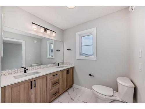 168 Legacy Glen Place Se, Calgary, AB - Indoor Photo Showing Bathroom