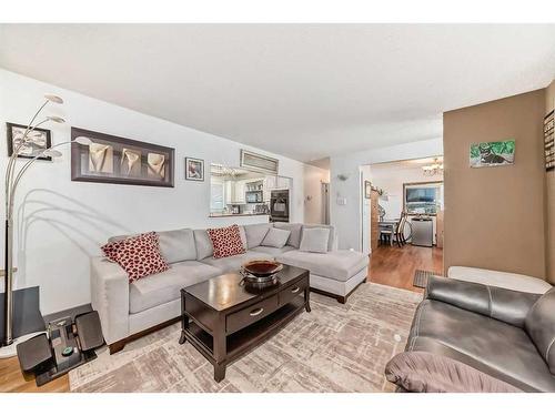 7039 22A Street Se, Calgary, AB - Indoor Photo Showing Living Room