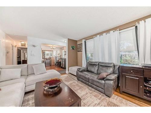 7039 22A Street Se, Calgary, AB - Indoor Photo Showing Living Room