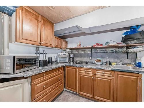 7039 22A Street Se, Calgary, AB - Indoor Photo Showing Kitchen