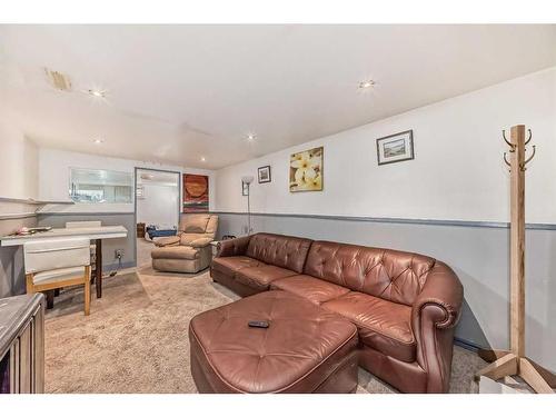 7039 22A Street Se, Calgary, AB - Indoor Photo Showing Living Room