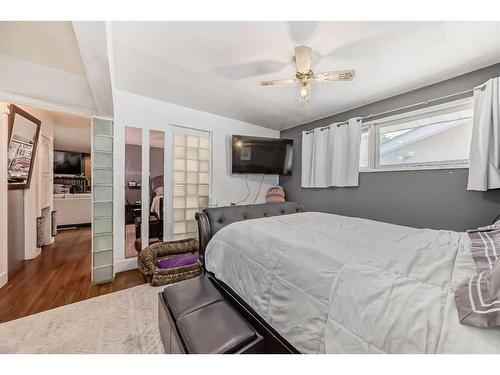 7039 22A Street Se, Calgary, AB - Indoor Photo Showing Bedroom