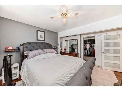 7039 22A Street Se, Calgary, AB - Indoor Photo Showing Bedroom