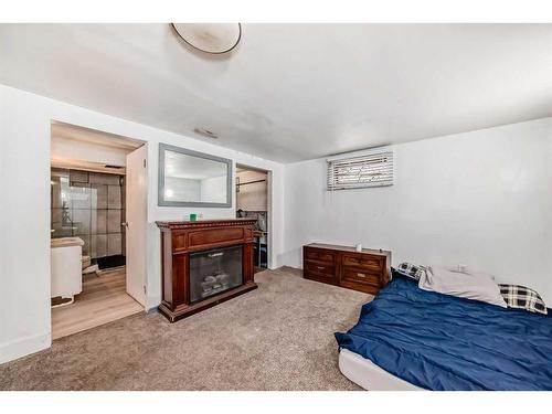 7039 22A Street Se, Calgary, AB - Indoor Photo Showing Bedroom