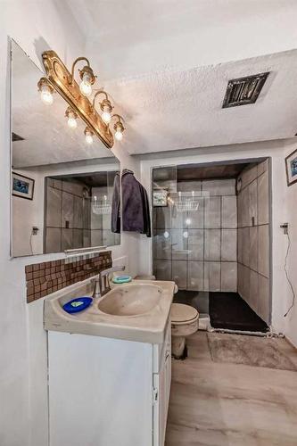 7039 22A Street Se, Calgary, AB - Indoor Photo Showing Bathroom