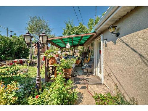 7039 22A Street Se, Calgary, AB - Outdoor