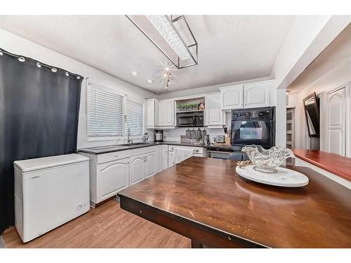 7039 22A Street Se, Calgary, AB - Indoor Photo Showing Kitchen