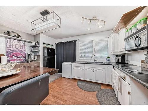 7039 22A Street Se, Calgary, AB - Indoor Photo Showing Kitchen