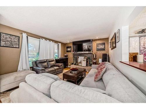 7039 22A Street Se, Calgary, AB - Indoor Photo Showing Living Room