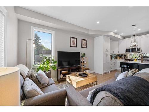 3-232 20 Avenue, Calgary, AB - Indoor Photo Showing Living Room