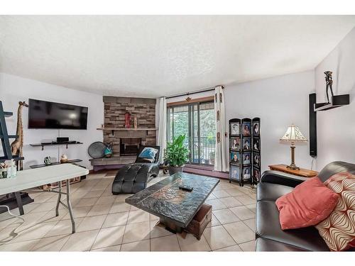 2109-4001B 49 Street Nw, Calgary, AB - Indoor Photo Showing Living Room