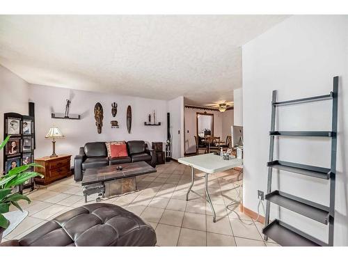 2109-4001B 49 Street Nw, Calgary, AB - Indoor Photo Showing Living Room