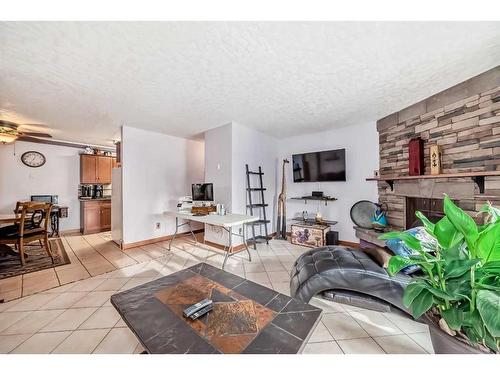 2109-4001B 49 Street Nw, Calgary, AB - Indoor Photo Showing Living Room