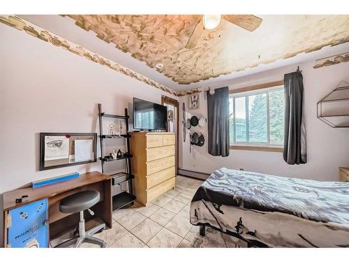 2109-4001B 49 Street Nw, Calgary, AB - Indoor Photo Showing Bedroom