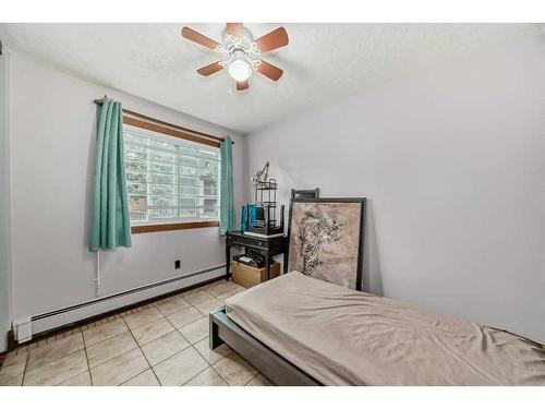 2109-4001B 49 Street Nw, Calgary, AB - Indoor Photo Showing Bedroom