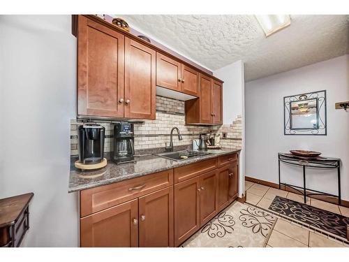 2109-4001B 49 Street Nw, Calgary, AB - Indoor Photo Showing Kitchen With Double Sink