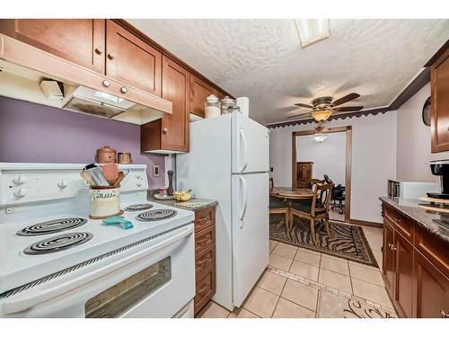 2109-4001B 49 Street Nw, Calgary, AB - Indoor Photo Showing Kitchen