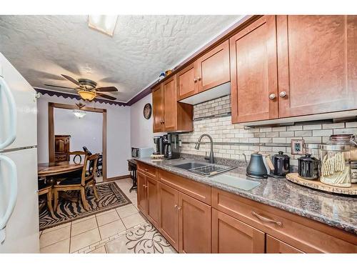 2109-4001B 49 Street Nw, Calgary, AB - Indoor Photo Showing Kitchen With Double Sink