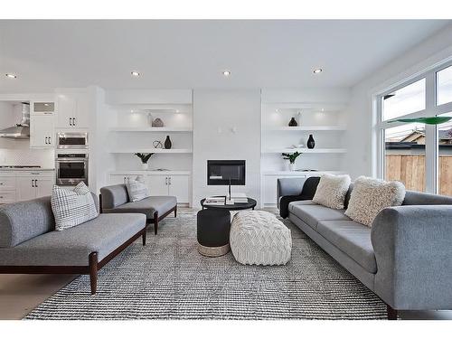 824 21 Avenue Nw, Calgary, AB - Indoor Photo Showing Living Room