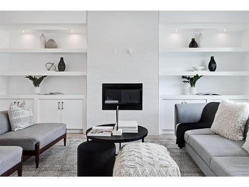 824 21 Avenue Nw, Calgary, AB - Indoor Photo Showing Living Room