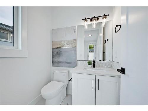 824 21 Avenue Nw, Calgary, AB - Indoor Photo Showing Bathroom