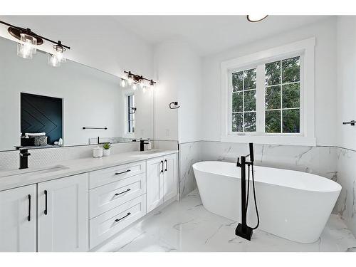 824 21 Avenue Nw, Calgary, AB - Indoor Photo Showing Bathroom