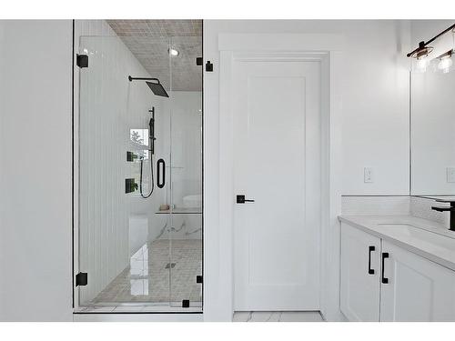 824 21 Avenue Nw, Calgary, AB - Indoor Photo Showing Bathroom