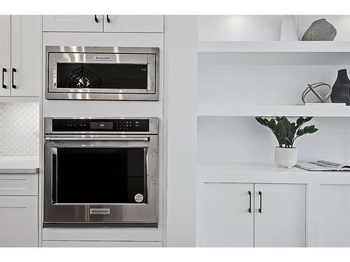 824 21 Avenue Nw, Calgary, AB - Indoor Photo Showing Kitchen