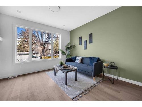 3-426 13 Avenue Ne, Calgary, AB - Indoor Photo Showing Living Room