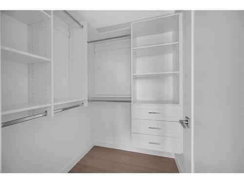 3-426 13 Avenue Ne, Calgary, AB - Indoor With Storage