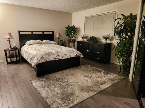 101 Mckinley Road Se, Calgary, AB - Indoor Photo Showing Bedroom