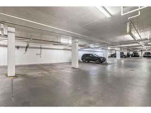 420-323 20Th Avenue, Calgary, AB - Indoor Photo Showing Garage