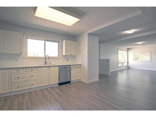 2003 62 Avenue Se, Calgary, AB - Indoor Photo Showing Kitchen