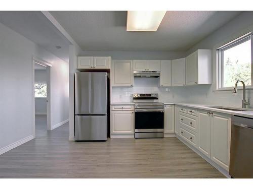 2003 62 Avenue Se, Calgary, AB - Indoor Photo Showing Kitchen