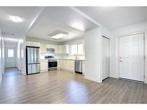 2003 62 Avenue Se, Calgary, AB - Indoor Photo Showing Kitchen